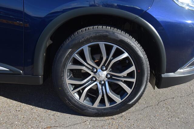 Mitsubishi OUTLANDER 2.0 Executive Edition 7-Pers , TREKHAAK , CLIMATR , NAVI , A UITRIJ CAM , LMV18 ,