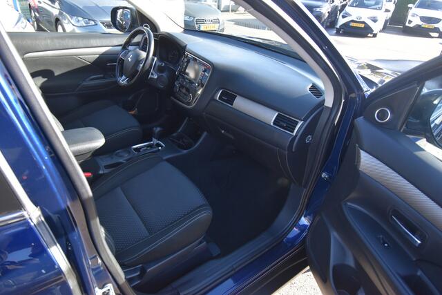 Mitsubishi OUTLANDER 2.0 Executive Edition 7-Pers , TREKHAAK , CLIMATR , NAVI , A UITRIJ CAM , LMV18 ,