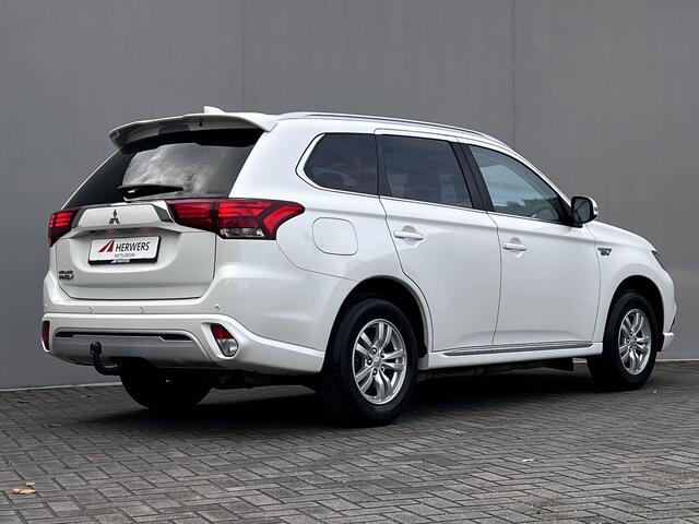 Mitsubishi OUTLANDER 2.4 PHEV Intense / Dealer onderhouden / Trekhaak 1.500 kg / Leder Alcantara / Achteruitrijcamera / Navigatie via Apple Carplay Android / 16" LM wielen /