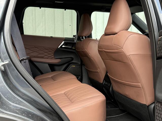 Mitsubishi OUTLANDER 2.4 PHEV Instyle+ / Full Options! / Afneembare Trekhaak 1.600 KG Trekgewicht / Massagestoelen / Memory Seats / Dynamic Sound Yahama Ultimate / Adaptieve Cruise Control / Schuif- & Kanteldak / Digitale Cockpit / 360 Graden Camera / Elektrische Range 86 KM 