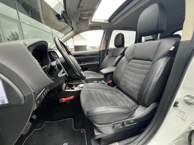 Mitsubishi OUTLANDER 2.4 PHEV Intense+ | Navigatie | Carplay/Android | Elektrisch Glazen schuif-/kanteldak |