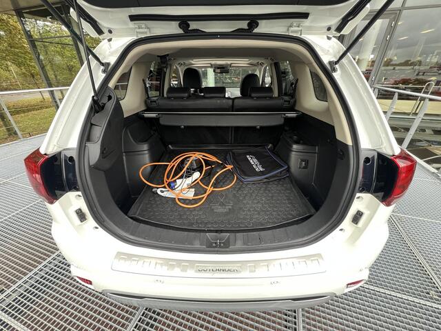 Mitsubishi OUTLANDER 2.4 PHEV Intense+ | Navigatie | Carplay/Android | Elektrisch Glazen schuif-/kanteldak |