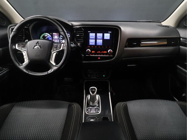 Mitsubishi OUTLANDER 2.4 PHEV Pure+ [TREKHAAK, CAMERA, CRUISE CONTROL, BLUETOOTH TELEFOON, STOELVERWARMING, FLIPPERS, AUTOMATISCHE AIRCONDITIONING, NIEUWSTAAT]