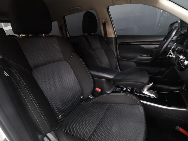 Mitsubishi OUTLANDER 2.4 PHEV Pure+ [TREKHAAK, CAMERA, CRUISE CONTROL, BLUETOOTH TELEFOON, STOELVERWARMING, FLIPPERS, AUTOMATISCHE AIRCONDITIONING, NIEUWSTAAT]