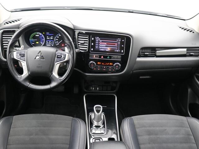 Mitsubishi OUTLANDER 2.4 PHEV S-Edition / Trekhaak / 1500 KG Trekgewicht / Dealer onderhouden / Fabrieksgarantie tot 24-05-2027 / Navigatie / Apple CarPlay / Android Auto / Stoelverwarming voor / Achteruitrijcamera / Historie aanwezig /