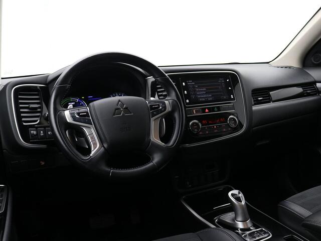 Mitsubishi OUTLANDER 2.4 PHEV S-Edition / Trekhaak / 1500 KG Trekgewicht / Dealer onderhouden / Fabrieksgarantie tot 24-05-2027 / Navigatie / Apple CarPlay / Android Auto / Stoelverwarming voor / Achteruitrijcamera / Historie aanwezig /