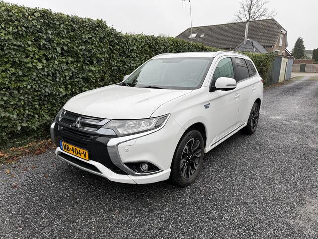 Mitsubishi OUTLANDER 2.0 PHEV Prestige | Leer | Schuifdak | Navi | Autom. Airco | Cruise Control | Stoel + Stuur verwarming | Trekhaak | Privacy Glass | PDC | 360 Camera | Nieuwe APK!