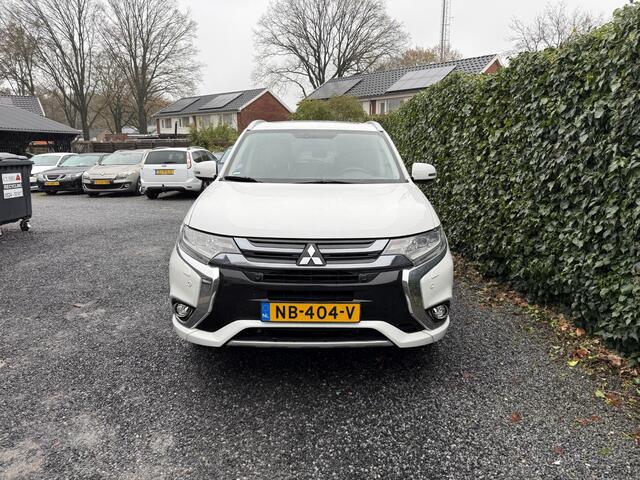 Mitsubishi OUTLANDER 2.0 PHEV Prestige | Leer | Schuifdak | Navi | Autom. Airco | Cruise Control | Stoel + Stuur verwarming | Trekhaak | Privacy Glass | PDC | 360 Camera | Nieuwe APK!