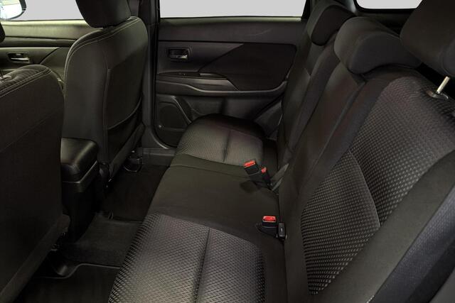 Mitsubishi OUTLANDER 2.0 Black edition Trekhaak,7persoon, 360 camera