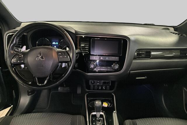 Mitsubishi OUTLANDER 2.0 Black edition Trekhaak,7persoon, 360 camera