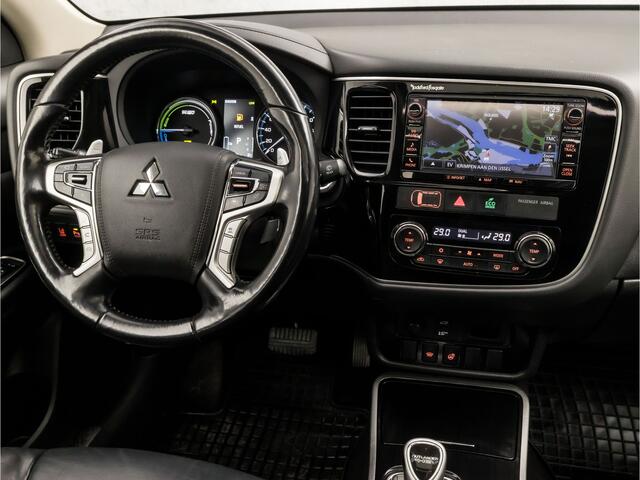 Mitsubishi OUTLANDER 2.0 PHEV Deluxe Automaat (SCHUIFDAK, NAVIGATIE, LEDER, STUUR/STOELVERWARMING, 360 CAMERA, ELEK SPORTSTOELEN, ADAPTIVE CRUISE, GETINT GLAS, NIEUWSTAAT)