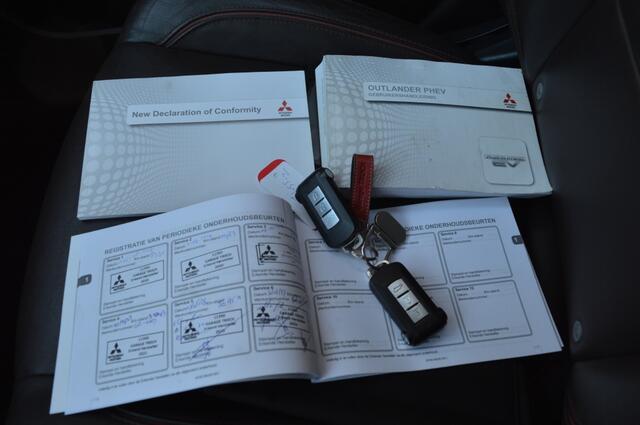 Mitsubishi OUTLANDER 2.0 PHEV PrestigeAutomaat, Electrische dakraam | Stuur/stoelverw