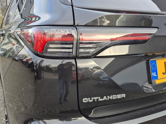 Mitsubishi OUTLANDER 2.4 PHEV First Edition DEMO | 20 inch | Trekhaak afneembaar | Leer/Alcantara | Leverbaar Mei | Private Glass | High end Audiosystem |