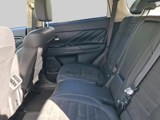 Mitsubishi OUTLANDER 2.4 PHEV Intense+ schuifdak | trekhaak | elektrische achterklep | Fabrieksgarantie tot 2027!