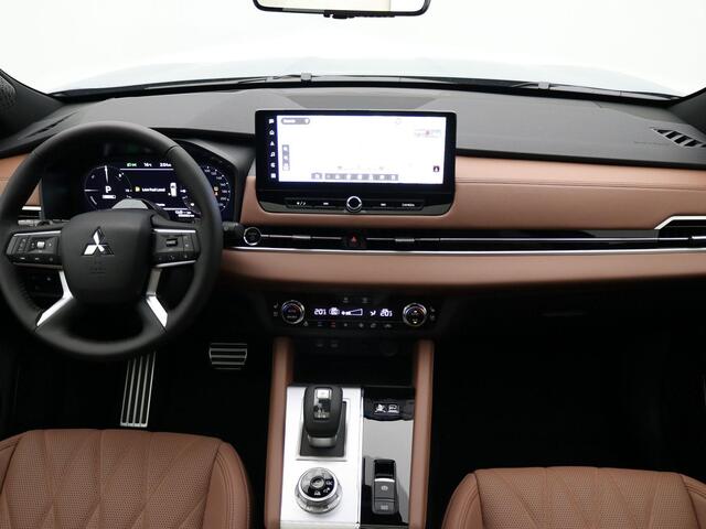 Mitsubishi OUTLANDER 2.4 PHEV Instyle+ / ¤6.000,- Introductievoordeel / Rijklaarprijs / Elektrische Range 86 KM WLTP / 1600KG Trekgewicht / 8 Jaar Fabrieksgarantie / Two-Tone kleuren combinatie /