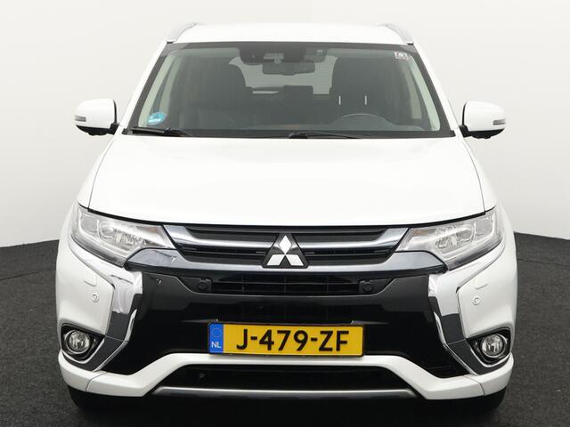 Mitsubishi OUTLANDER 2.0 PHEV Pure stuur en stoel-verw, airco, navi, aklep-autom, lane contr, cruisecont, half leer, arijcam, Apple Carplay/Android Auto, De Mitsubishi Outlander 2.0 PHEV Pure (2018, automaat) is een praktische en comfortabele plug-in hybride SUV die ideaal is