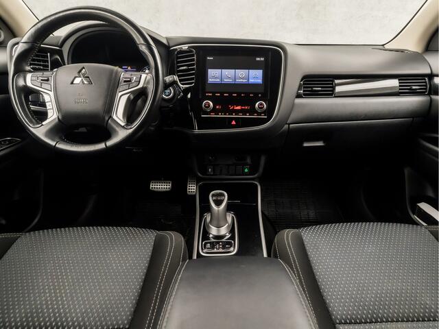 Mitsubishi OUTLANDER 2.4 PHEV Deluxe 225Pk Automaat (APPLE CARPLAY, CLIMATE, CAMERA, TREKHAAK, STOELVERWARMING, SPORTSTOELEN, KEYLESS, CRUISE, XENON, NIEUWSTAAT)