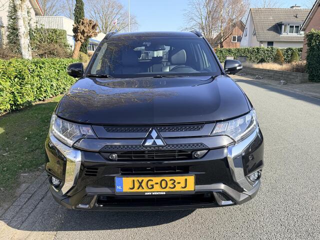 Mitsubishi OUTLANDER 2.0 150PK AWD 7p Black-Edition AutomaatoLeder