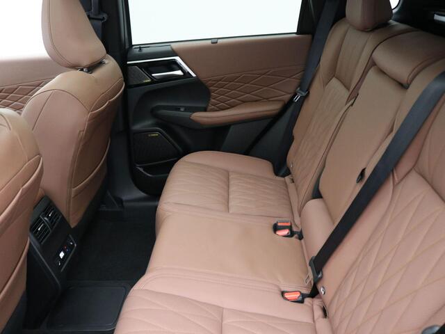 Mitsubishi OUTLANDER 2.4 PHEV Instyle+ / ¤6.000,- Introductievoordeel / Rijklaarprijs / Elektrische Range 86 KM WLTP / 1600KG Trekgewicht / 8 Jaar Fabrieksgarantie / Two-Tone kleuren combinatie /