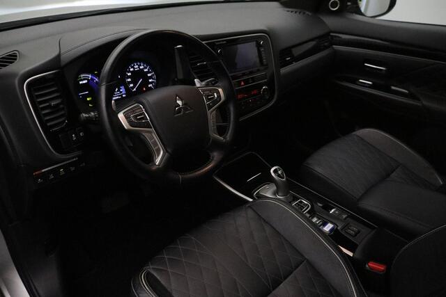 Mitsubishi OUTLANDER 2.4 PHEV S-Edition 4WD 2019 | Navigatie | DAB Radio | Cruise Control Adaptive | Stuurwiel Bediening | Achteruitrij Camera | Elektrische Achterklep | Lichtmetalen Velgen | Boekjes | 2 Sleutels