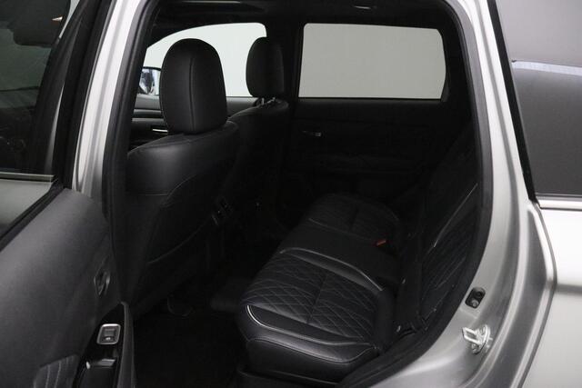 Mitsubishi OUTLANDER 2.4 PHEV S-Edition 4WD 2019 | Navigatie | DAB Radio | Cruise Control Adaptive | Stuurwiel Bediening | Achteruitrij Camera | Elektrische Achterklep | Lichtmetalen Velgen | Boekjes | 2 Sleutels