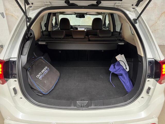 Mitsubishi OUTLANDER 2.4 PHEV Intense+ / Schuifdak / Trekhaak /