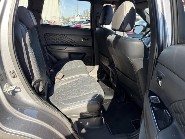 Mitsubishi OUTLANDER 2.4 PHEV Intense+ / Trekhaak / Schuifdak / Navigatie / Achteruitrijcamera /