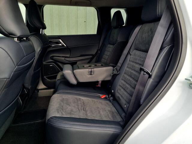 Mitsubishi OUTLANDER 2.4 PHEV Intense / ¤6000,- Voordeel Op Nieuwprijs / Elektrische Range 86 KM WLTP / 1600KG Trekgewicht / 8 Jaar Fabrieksgarantie