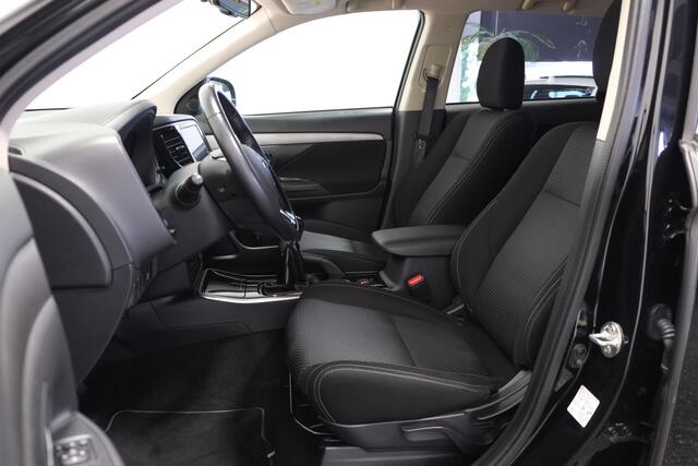 Mitsubishi OUTLANDER 2.0 / CarPlay / Trekhaak / Cam / 4s Band