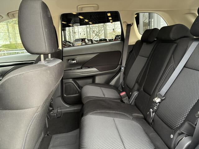 Mitsubishi OUTLANDER 2.4 PHEV Intense+ Automaat | Stoelverwarming voor | Carplay | Achteruitrijcamera