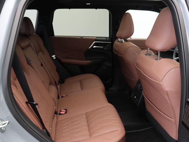 Mitsubishi OUTLANDER 2.4 PHEV Instyle+ | Trekhaak | Bruin lederen bekleding | Yamaha audio | Panoramadak | Stoelmassage |