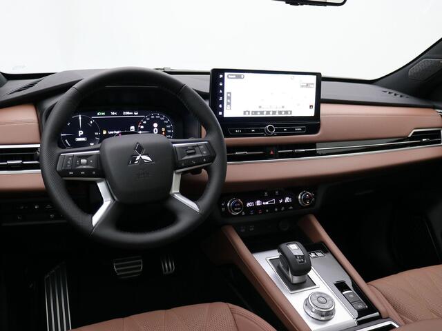 Mitsubishi OUTLANDER 2.4 PHEV Instyle+ /¤ 6.000,- Voordeel Op Nieuwprijs / Prijs is Rijklaar inclusief trekhaak / Elektrische Range 86 KM WLTP / 1600KG Trekgewicht / 8 Jaar Fabrieksgarantie / Two-Tone kleuren combinatie /