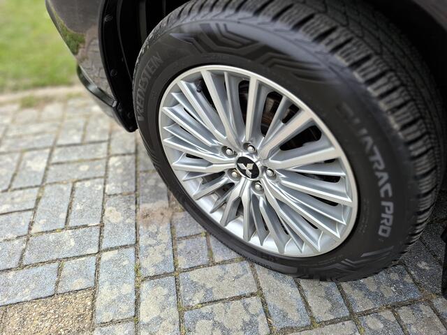 Mitsubishi OUTLANDER 2.4 PHEV Intense+ | Trekhaak | All seasons