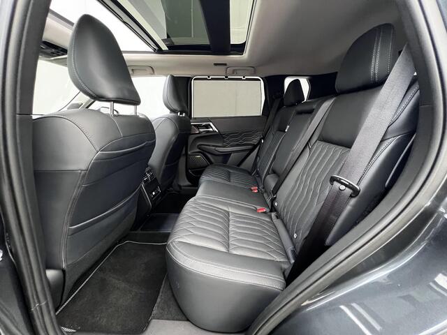 Mitsubishi OUTLANDER 2.4 PHEV Instyle 4WD S-AWC Automaat / Fabrieksgarantie tot 04-2033 / Leder / NL auto / Stoelventilatie / Stuur-, stoel- en achterbankverwarming / Navigatie / Elektrische stoelen en klep / HUD / Cam 360° / snelladen / 20" LM wielen /