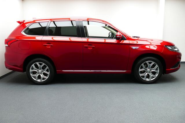 Mitsubishi OUTLANDER 2.4 PHEV Adap Cruise, Camera, Half Leer/Alcantara, StoelVerw, 18"LMV, Haak 1500kg