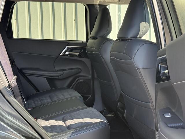 Mitsubishi OUTLANDER 2.4 PHEV Intense / ¤4000,- Voordeel op nieuwprijs! / Direct leverbaar! / Achteruitrijcamera / Navigatie / 18" lichtmetalen velgen / Adaptive Cruise Control /