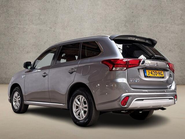 Mitsubishi OUTLANDER 2.4 PHEV Deluxe 225Pk Automaat (NAVIGATIE, CAMERA, STOELVERWARMING, GETINT GLAS, SPORTSTOELEN, CRUISE, NIEUWE APK, NIEUWSTAAT)