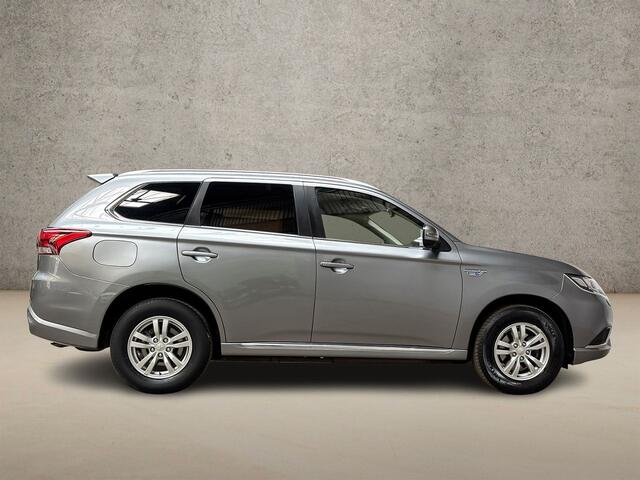 Mitsubishi OUTLANDER 2.4 PHEV Deluxe 225Pk Automaat (NAVIGATIE, CAMERA, STOELVERWARMING, GETINT GLAS, SPORTSTOELEN, CRUISE, NIEUWE APK, NIEUWSTAAT)