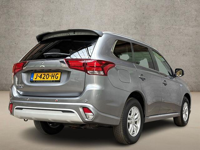 Mitsubishi OUTLANDER 2.4 PHEV Deluxe 225Pk Automaat (NAVIGATIE, CAMERA, STOELVERWARMING, GETINT GLAS, SPORTSTOELEN, CRUISE, NIEUWE APK, NIEUWSTAAT)