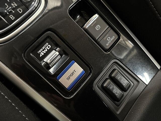 Mitsubishi OUTLANDER 2.4 PHEV Deluxe 225Pk Automaat (NAVIGATIE, CAMERA, STOELVERWARMING, GETINT GLAS, SPORTSTOELEN, CRUISE, NIEUWE APK, NIEUWSTAAT)