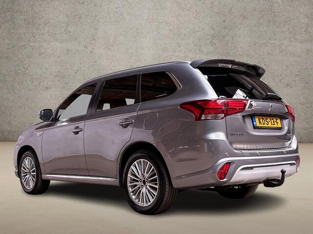 Mitsubishi OUTLANDER 2.4 PHEV Deluxe 225Pk Automaat (SCHUIFDAK, GROOT NAVI, LEDER, ZWART HEMEL, 360 CAMERA, GETINT GLAS, SPORTSTOELEN, ADAPTIVE CRUISE, STUUR/STOELVERWARMING, NIEUWE APK, NIEUWSTAAT)
