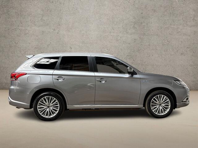 Mitsubishi OUTLANDER 2.4 PHEV Deluxe 225Pk Automaat (SCHUIFDAK, GROOT NAVI, LEDER, ZWART HEMEL, 360 CAMERA, GETINT GLAS, SPORTSTOELEN, ADAPTIVE CRUISE, STUUR/STOELVERWARMING, NIEUWE APK, NIEUWSTAAT)