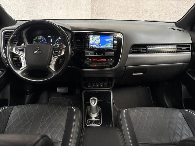 Mitsubishi OUTLANDER 2.4 PHEV Deluxe 225Pk Automaat (SCHUIFDAK, GROOT NAVI, LEDER, ZWART HEMEL, 360 CAMERA, GETINT GLAS, SPORTSTOELEN, ADAPTIVE CRUISE, STUUR/STOELVERWARMING, NIEUWE APK, NIEUWSTAAT)