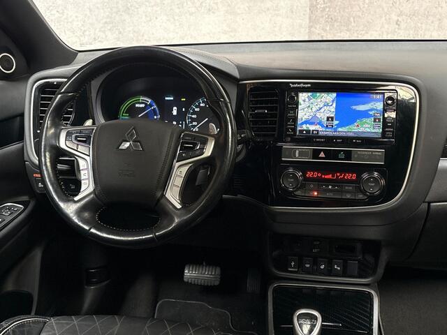 Mitsubishi OUTLANDER 2.4 PHEV Deluxe 225Pk Automaat (SCHUIFDAK, GROOT NAVI, LEDER, ZWART HEMEL, 360 CAMERA, GETINT GLAS, SPORTSTOELEN, ADAPTIVE CRUISE, STUUR/STOELVERWARMING, NIEUWE APK, NIEUWSTAAT)