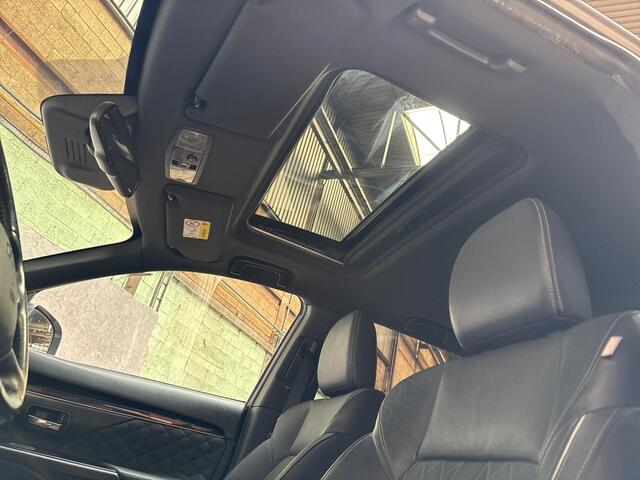 Mitsubishi OUTLANDER 2.4 PHEV Deluxe 225Pk Automaat (SCHUIFDAK, GROOT NAVI, LEDER, ZWART HEMEL, 360 CAMERA, GETINT GLAS, SPORTSTOELEN, ADAPTIVE CRUISE, STUUR/STOELVERWARMING, NIEUWE APK, NIEUWSTAAT)