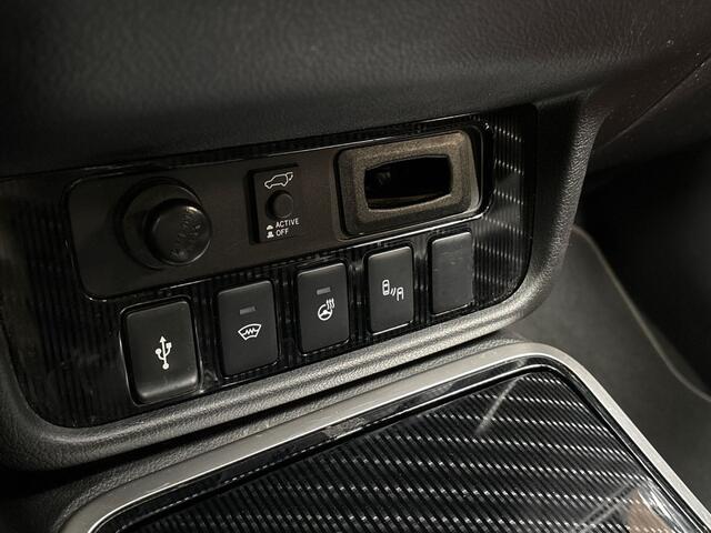 Mitsubishi OUTLANDER 2.4 PHEV Deluxe 225Pk Automaat (SCHUIFDAK, GROOT NAVI, LEDER, ZWART HEMEL, 360 CAMERA, GETINT GLAS, SPORTSTOELEN, ADAPTIVE CRUISE, STUUR/STOELVERWARMING, NIEUWE APK, NIEUWSTAAT)