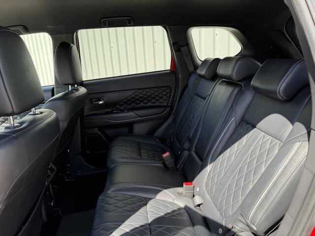 Mitsubishi OUTLANDER 2.4 PHEV Instyle / Dealer onderhouden / Lederen bekleding / Trekhaak 1500KG trekgewicht / All Season banden / Full LED / Navigatie / Apple CarPlay/Android Auto /