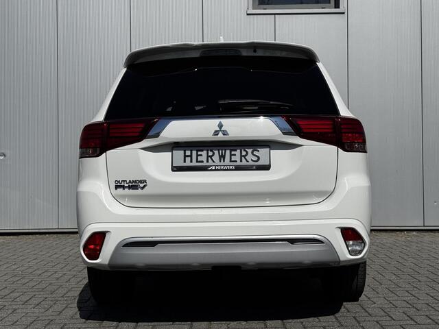 Mitsubishi OUTLANDER 2.4 PHEV Intense+ Afneembare Trekhaak / Trekgewicht 1.500 KG / Stoelverwarming / Achteruitrijcamera /