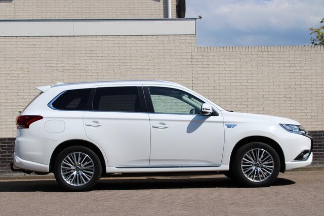 Mitsubishi OUTLANDER 2.4 PHEV Intense+ | Trekhaak | Camera | Navigatie |