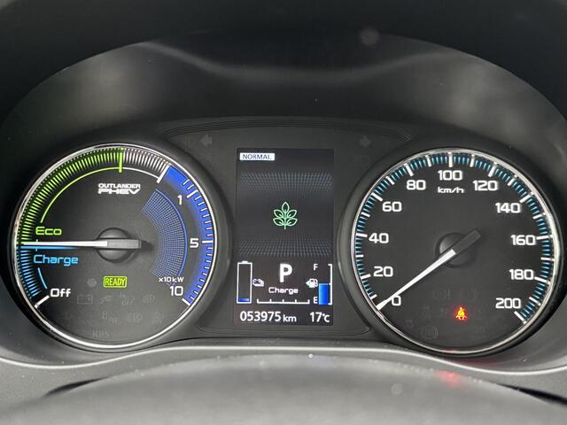 Mitsubishi OUTLANDER 2.4 PHEV Pure / trekhaak / 1500 kg trekgewicht / Apple carplay / Android auto / achteruitrijcamera / cruise control / voor en achteruitrijsensoren /